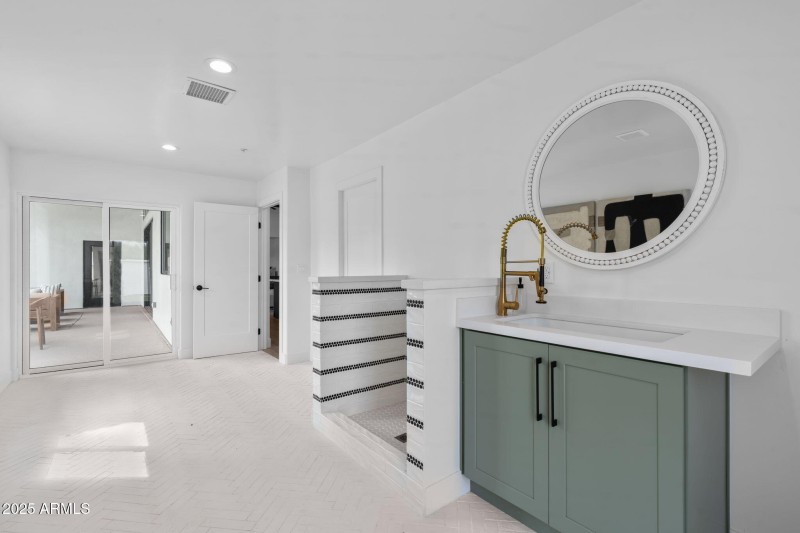 LAUNDRY AND DOG WASH