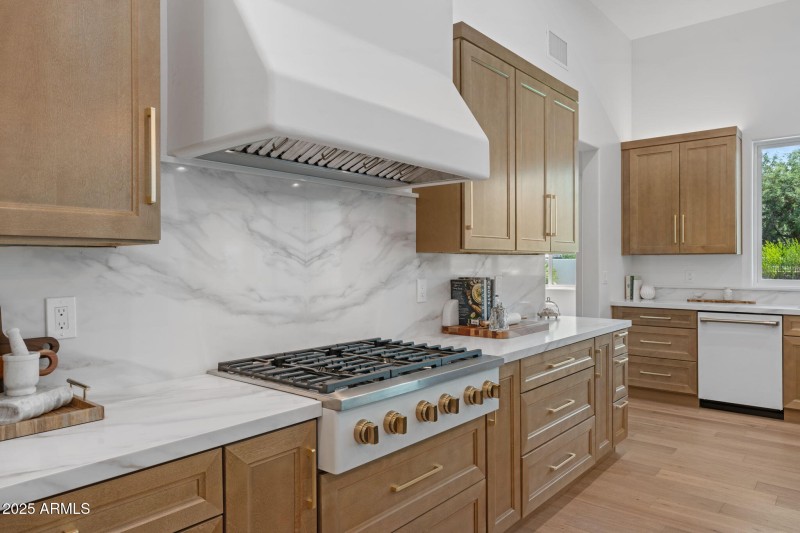 KITCHEN WITH GAS COOKTOP