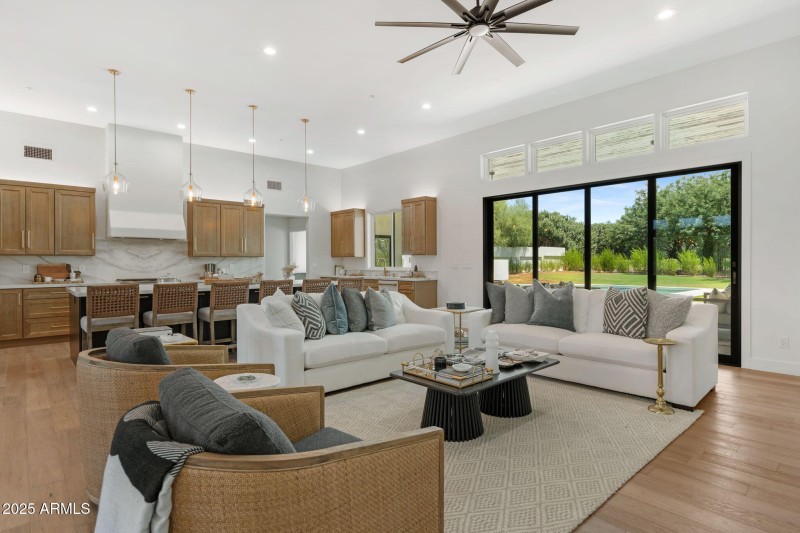 KITCHEN OPEN TO GREATROOM