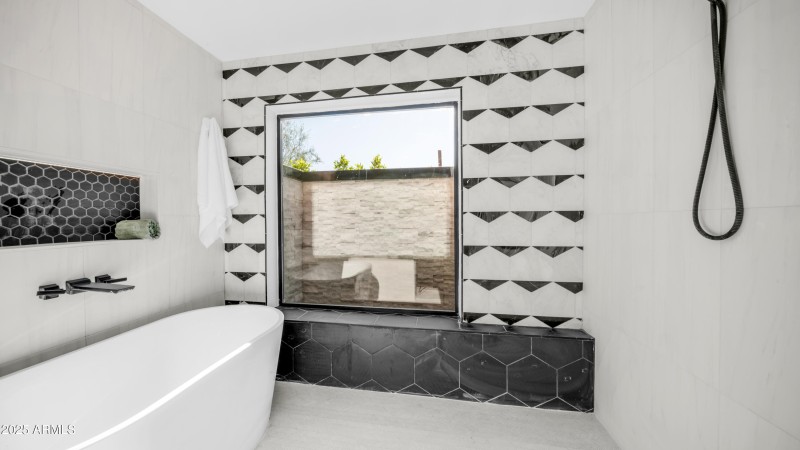 4434 E Camelback Rd Unit 128 mainBathTub