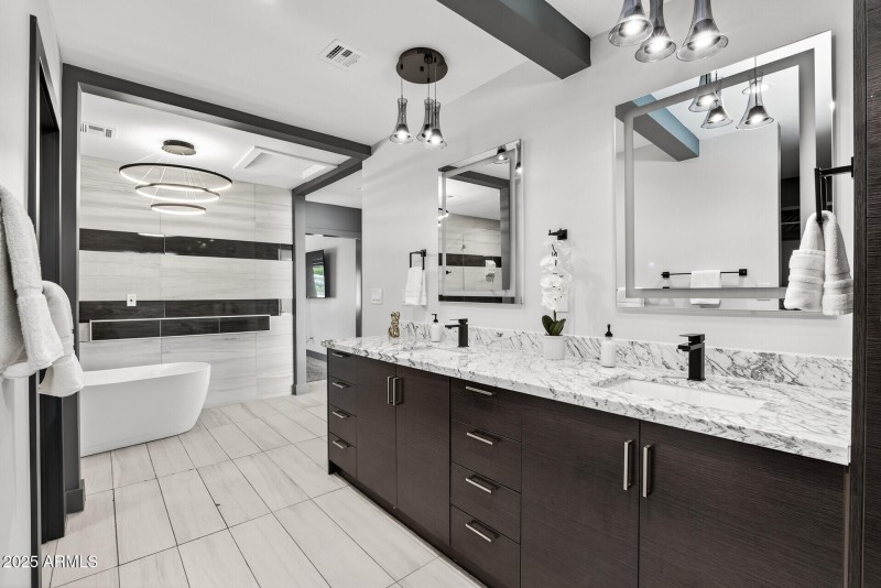 Main primary vanity & tub