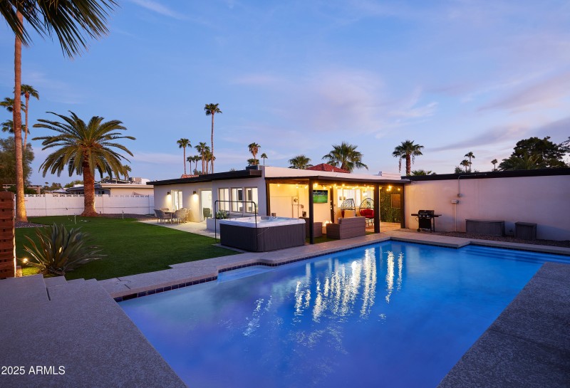 PropertyImageCo_6612EPresidioRd_Twilight