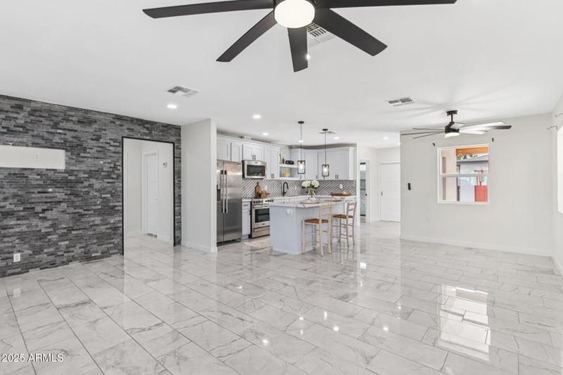 9-web-or-mls-N 20th St-L2207-007