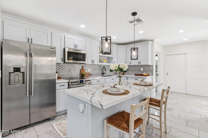 10-web-or-mls-N 20th St-L2207-008