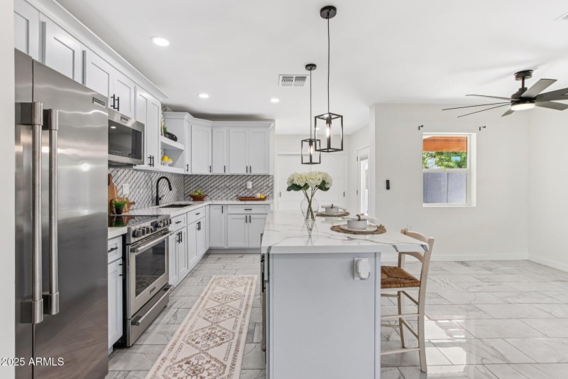 11-web-or-mls-N 20th St-L2207-009