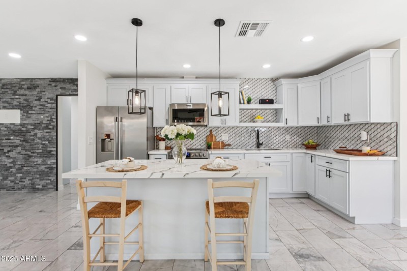 12-web-or-mls-N 20th St-L2207-010