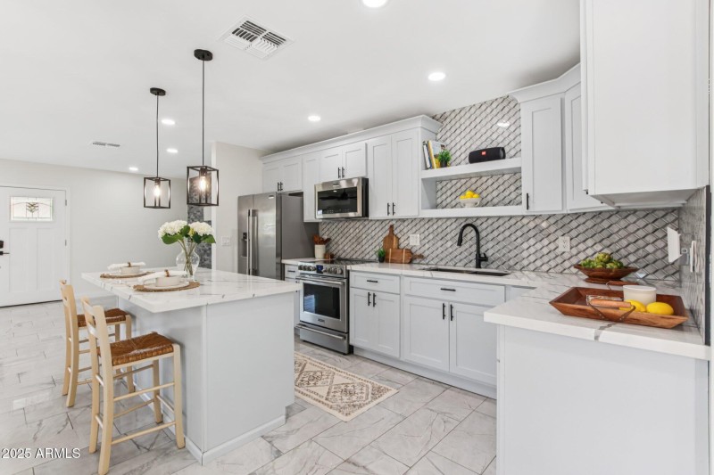 14-web-or-mls-N 20th St-L2207-012