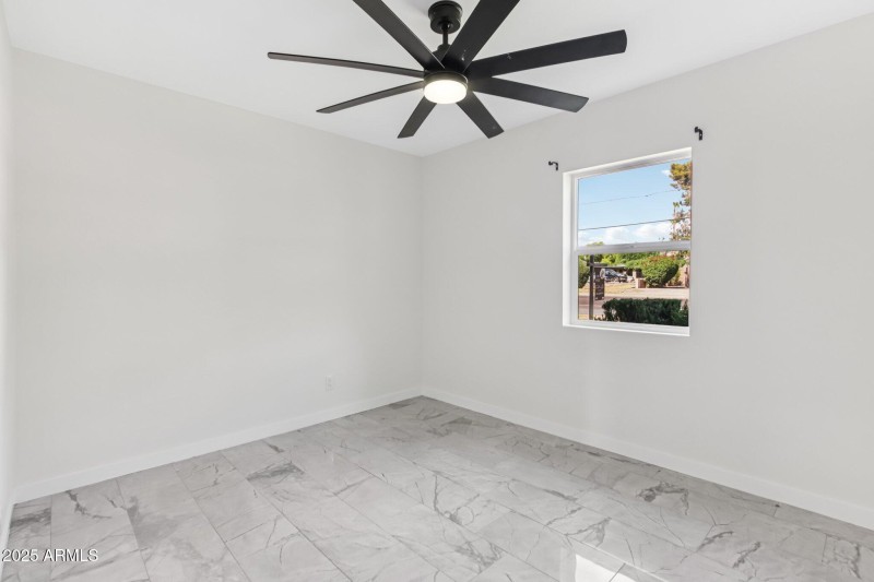 17-web-or-mls-N 20th St-L2207-015