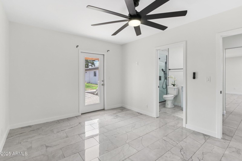 22-web-or-mls-N 20th St-L2207-020