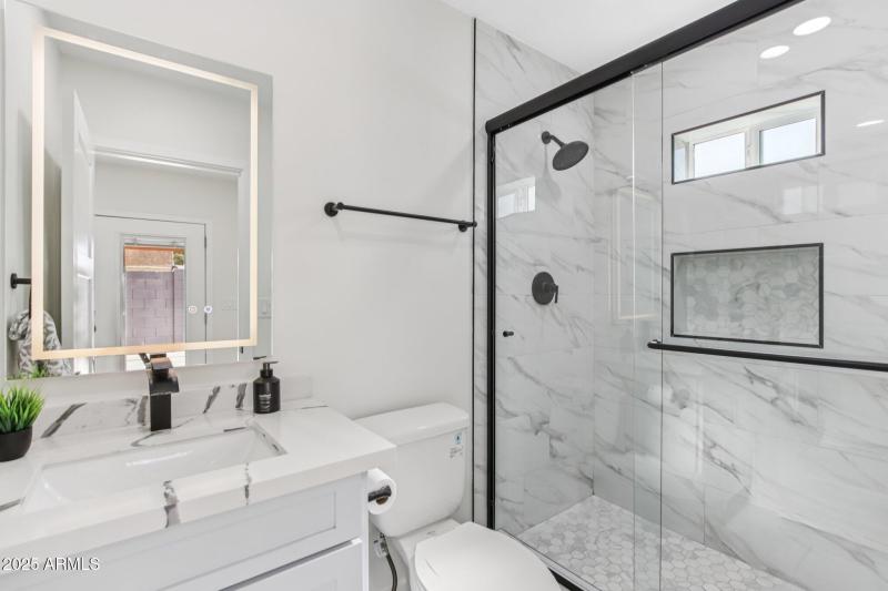 25-web-or-mls-N 20th St-L2207-023