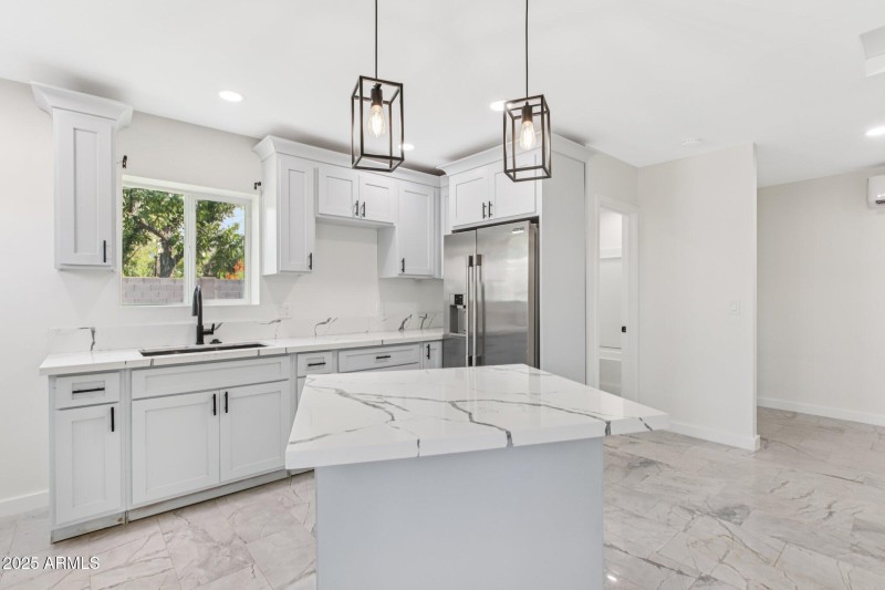 28-web-or-mls-N 20th St-L2207-026