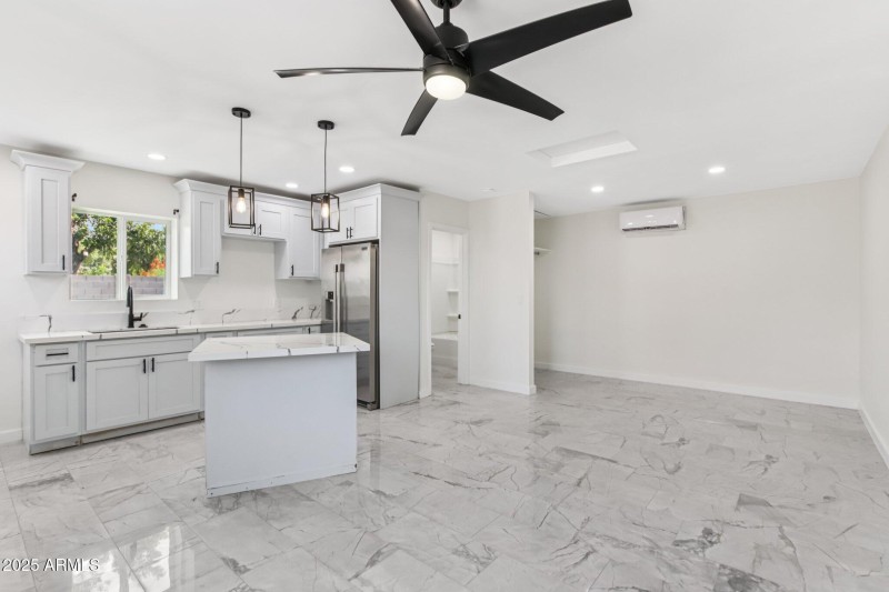 29-web-or-mls-N 20th St-L2207-027