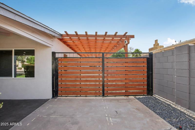 38-web-or-mls-N 20th St-L2207-036