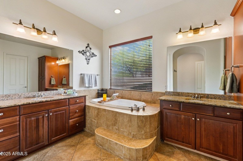 Dual Vanities- Large Soaking Tub