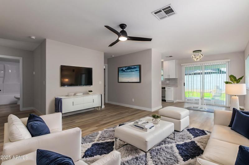 07-Zachary - Living Room - Modern - 0