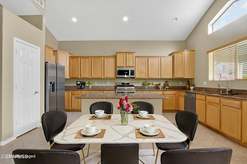 013_a4m_re - Dining Room - Modern - 2