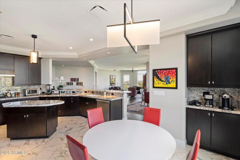 Breakfast area to kitchen