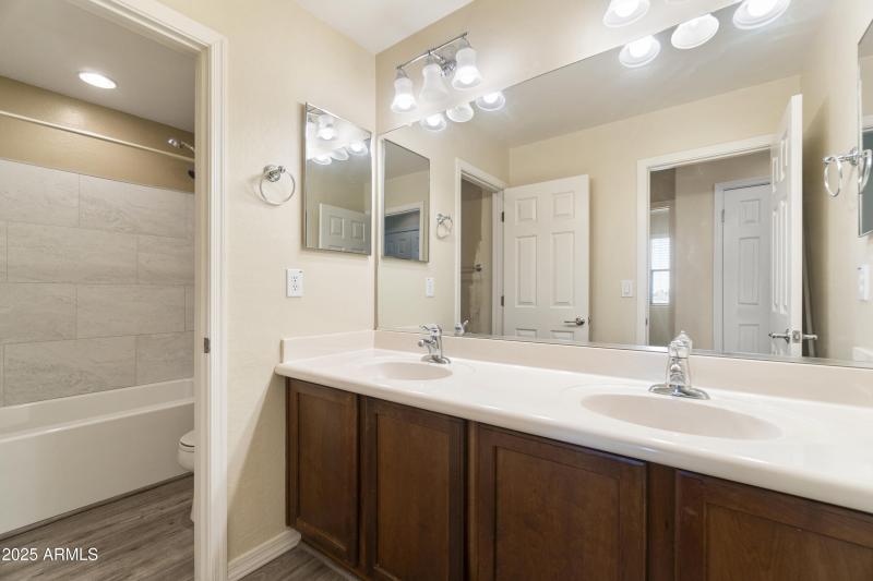 7 Primary bath w- dual sinks (1)