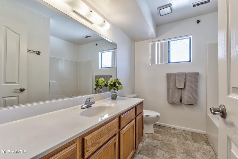 Barzona Interior - 16