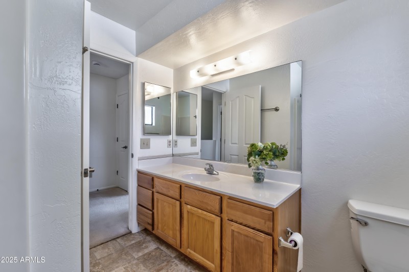 Barzona Interior - 17