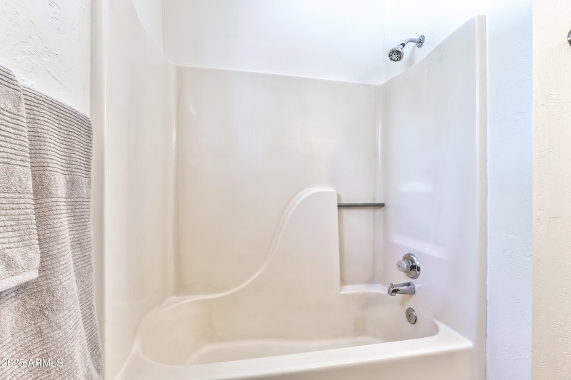 Barzona Interior - 18