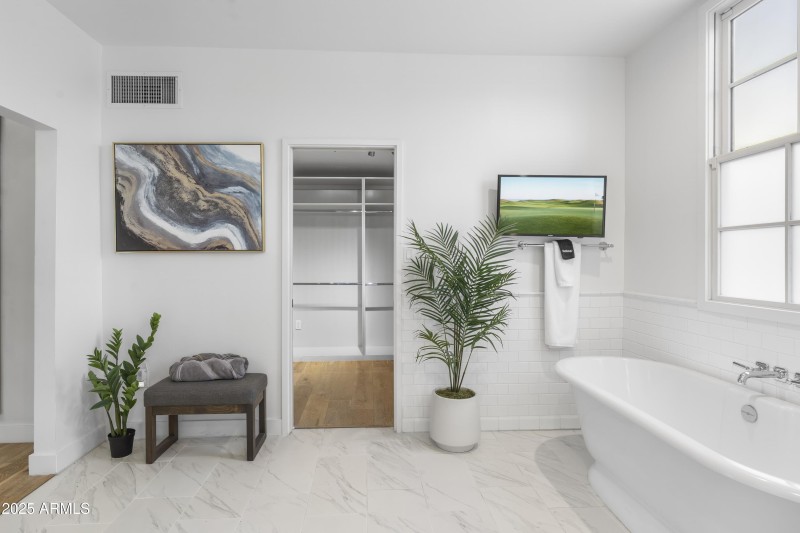 064_Primary Bathroom