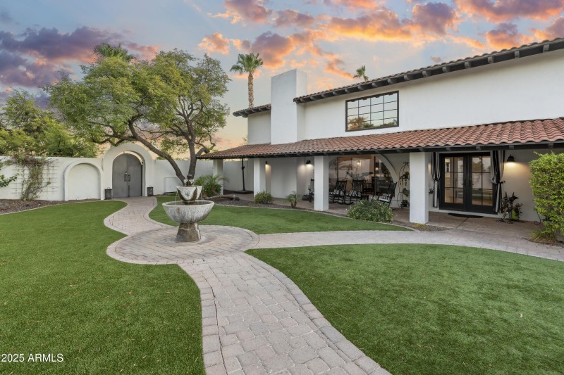 024_Courtyard with Front Entry