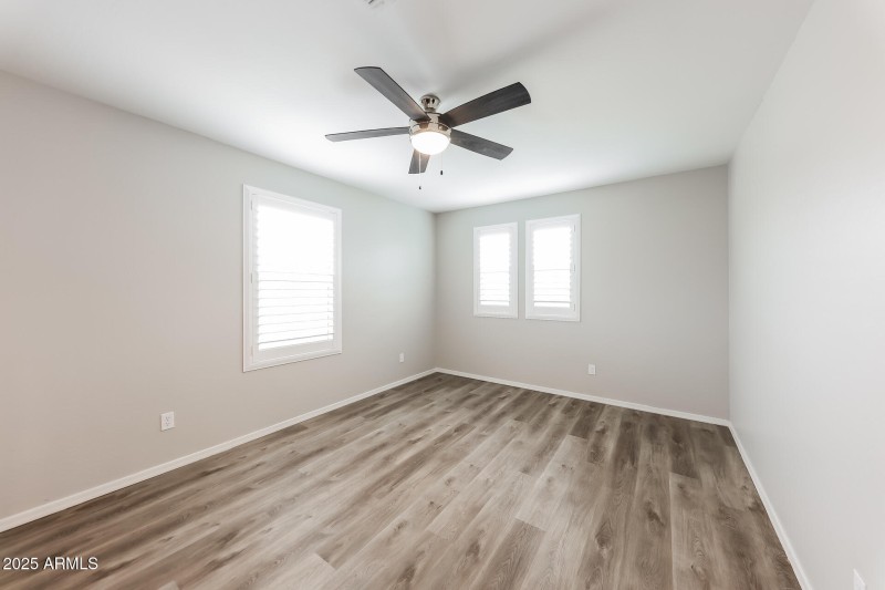 016-photo-bedroom-14372496