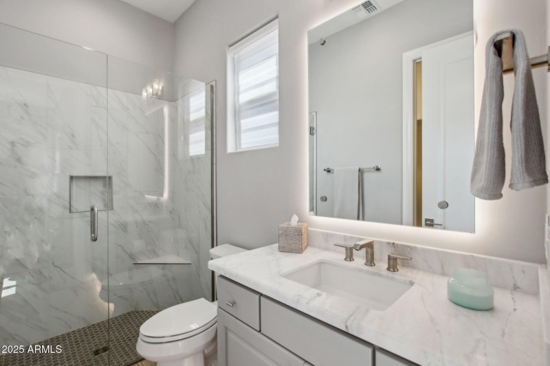 Ensuite bathroom (bedroom 2)