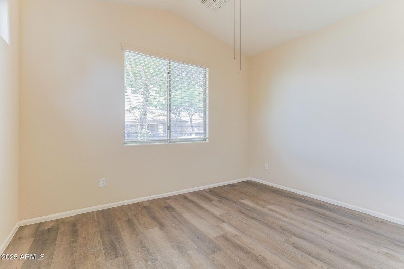 013-photo-bedroom-13127378