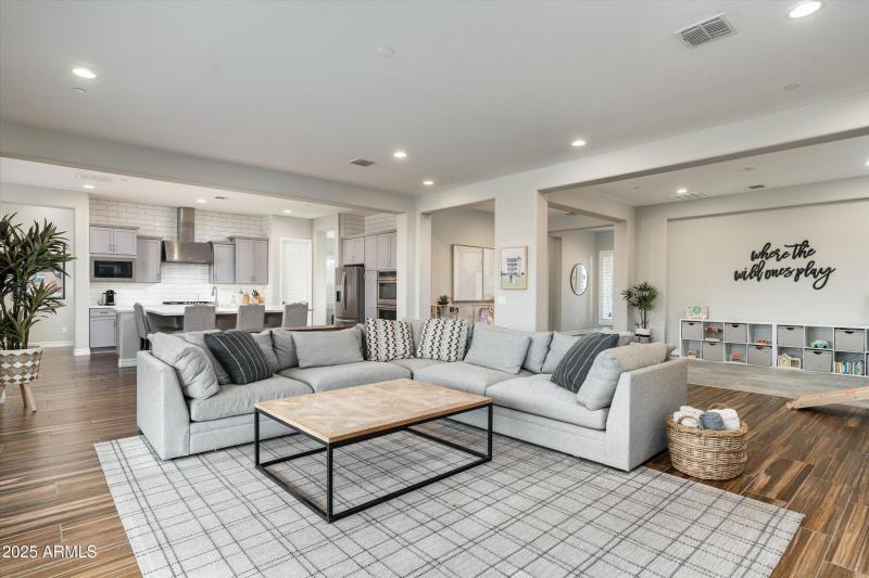 20-3727 E Fargo St (20 of 68)