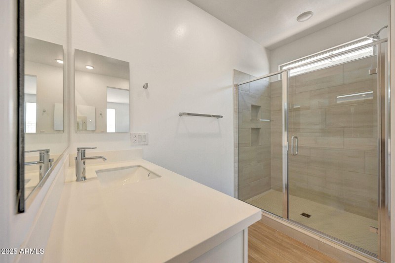 1188_Harbor_25817_OwnersShower