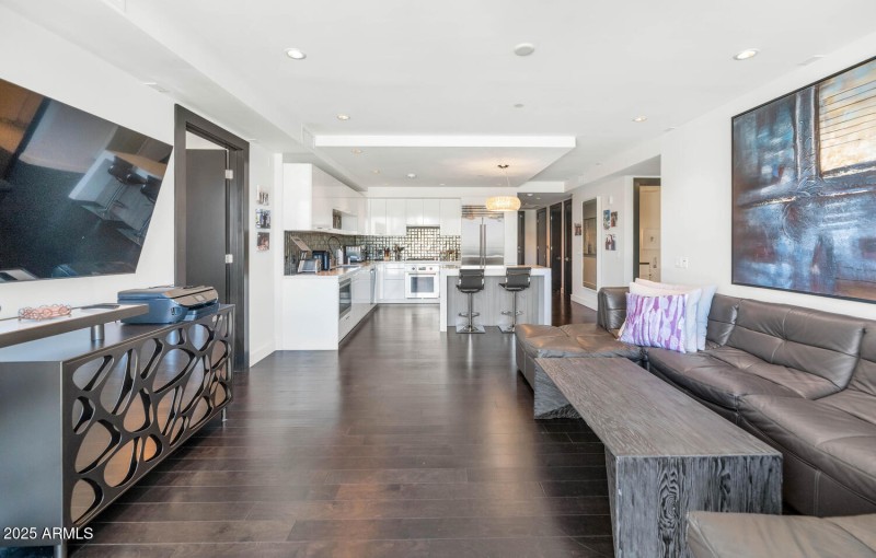 4422 N 75th St-large-012-020-TOD9478-150