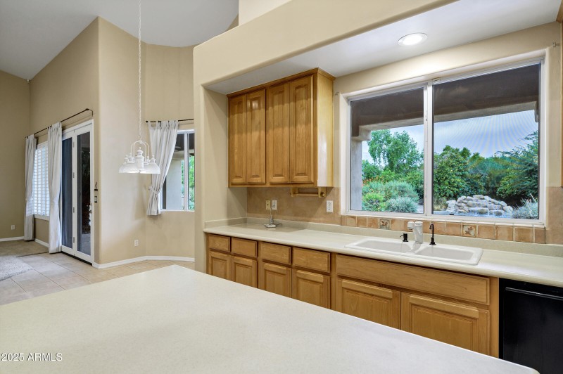 3819 E Ivyglen St-19