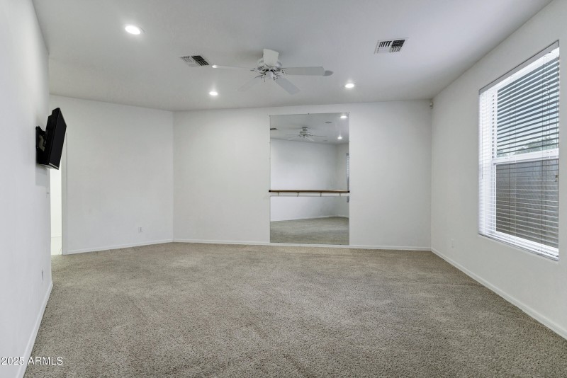 3819 E Ivyglen St-28