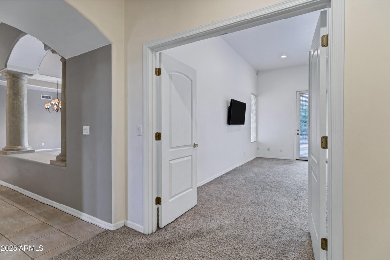 3819 E Ivyglen St-37