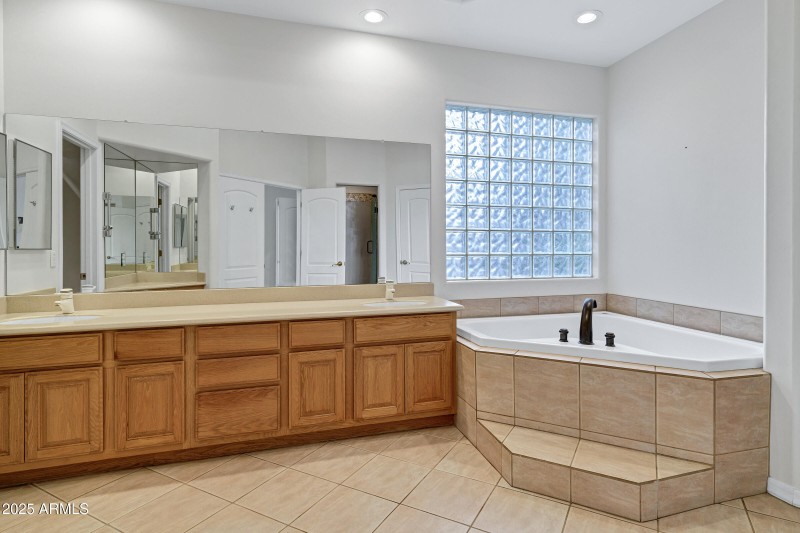 3819 E Ivyglen St-41