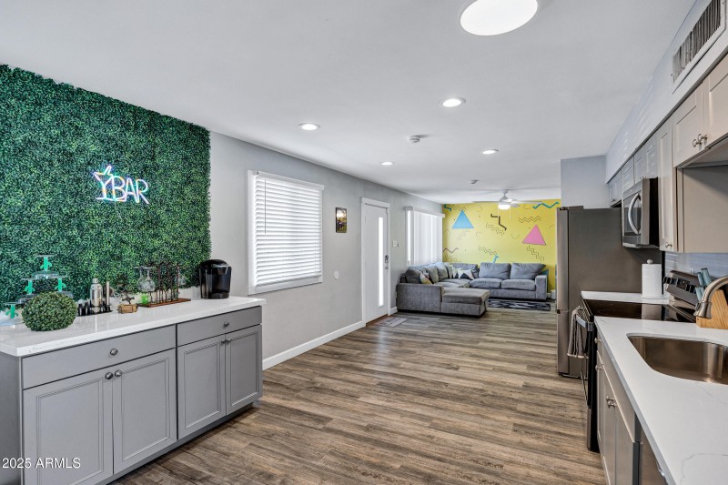 2012 N Van Ness Ave-10