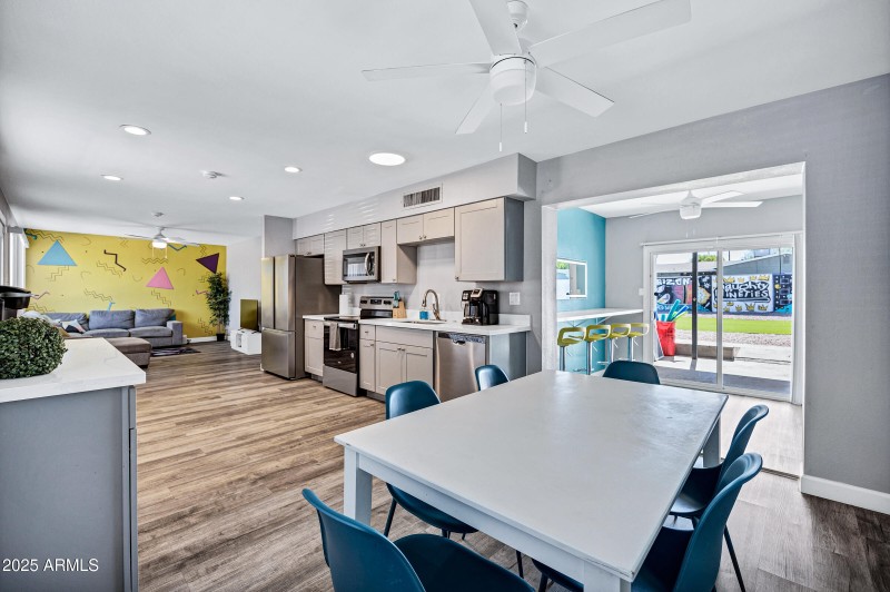 2012 N Van Ness Ave-13