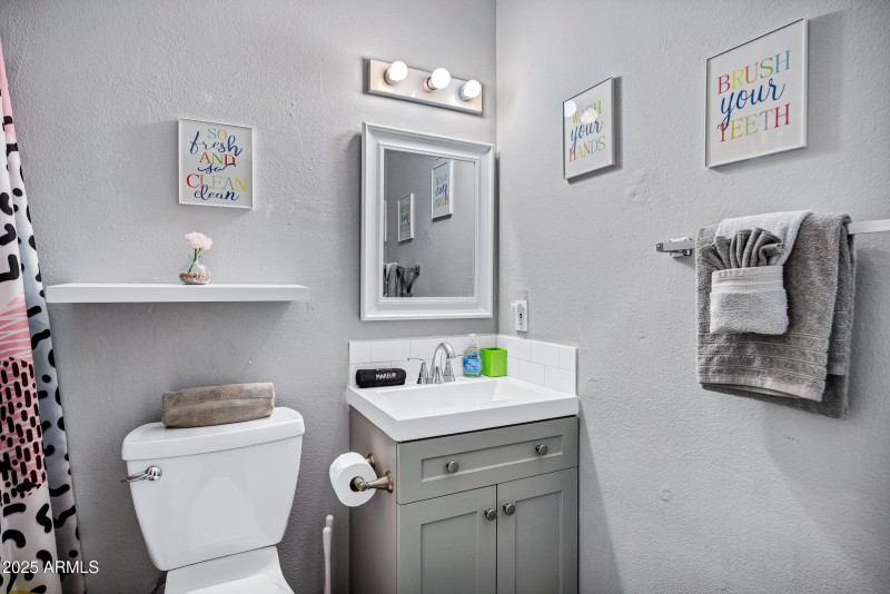 2012 N Van Ness Ave-21