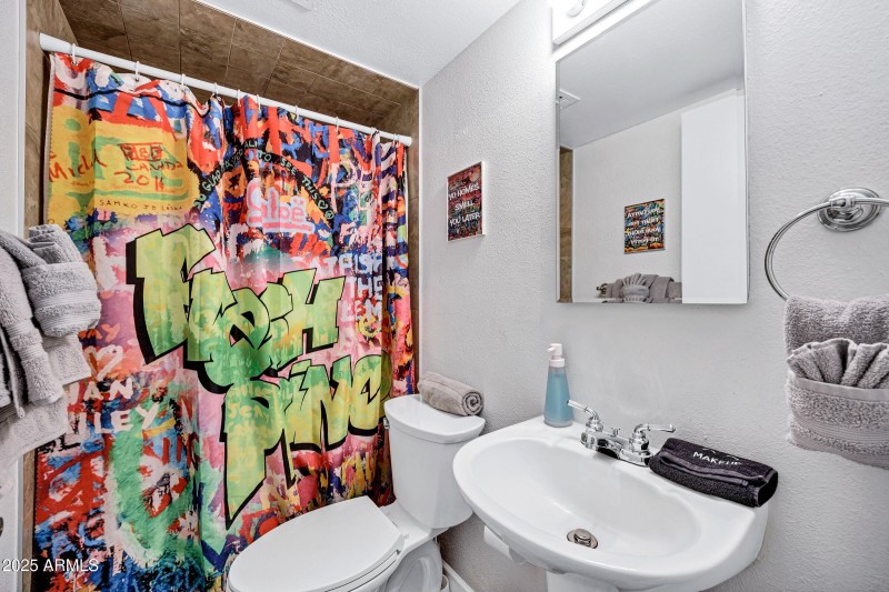 2012 N Van Ness Ave-25