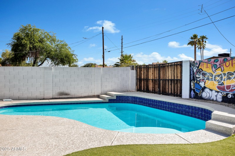 2012 N Van Ness Ave-29