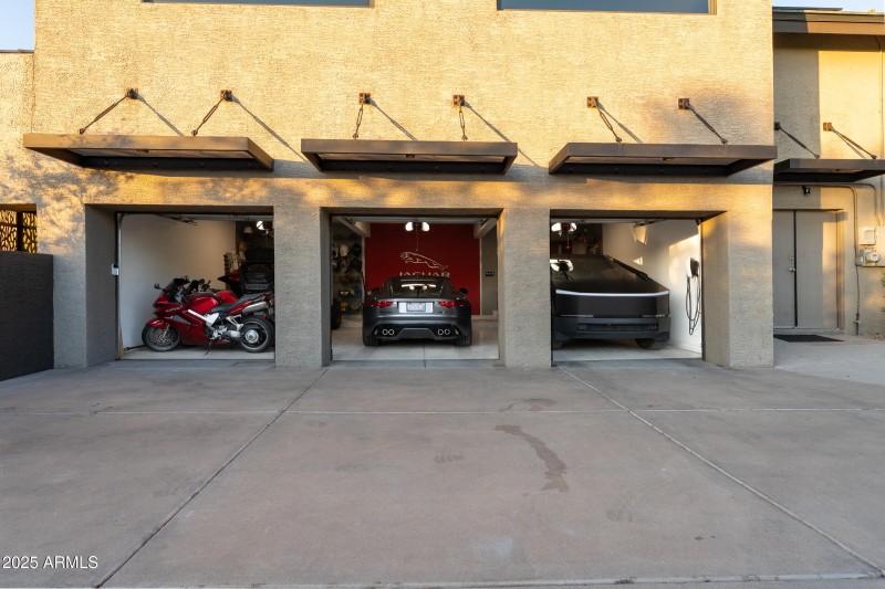 GarageExterior02