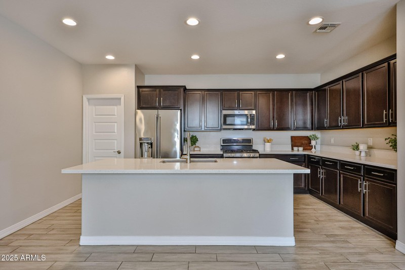 Kitchen w/ Large Island