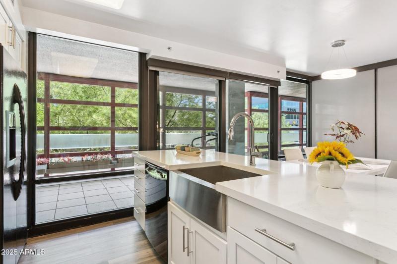 8-web-or-mls-4808-n-24th-st-unit-208