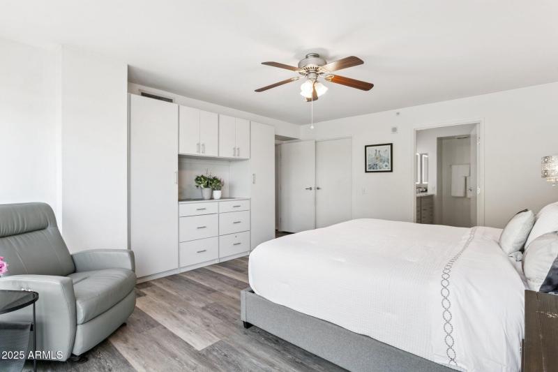 17-web-or-mls-4808-n-24th-st-unit-208