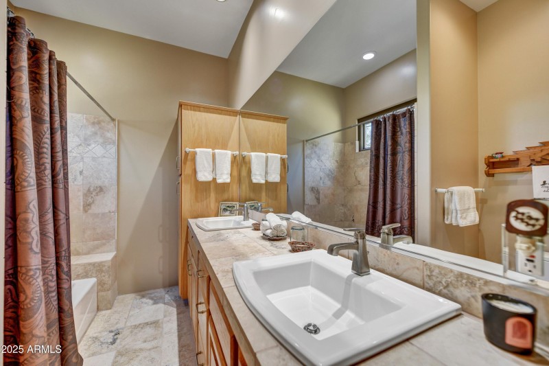 En-Suite Pool Bath 3