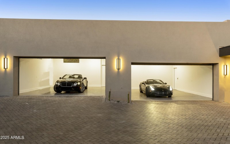 4 Car Garage - With Lifts 8