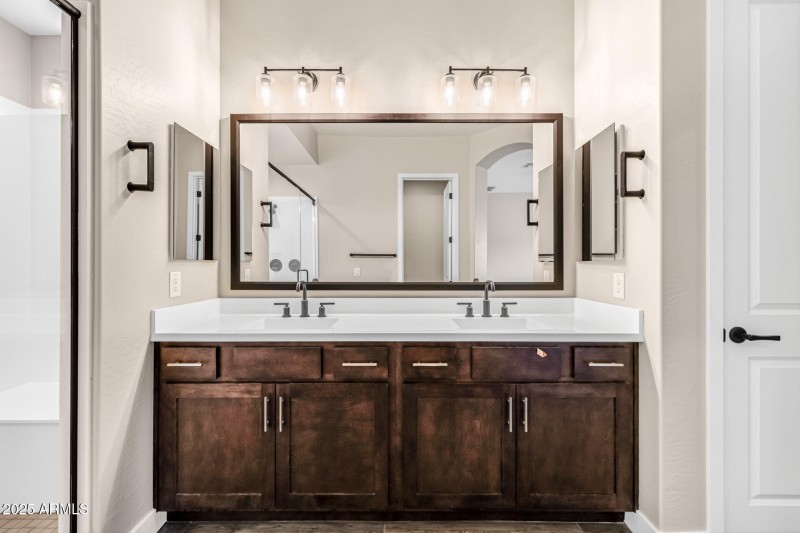 18)MASTER BATH