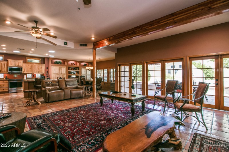 Open Flowing Floor Plan (2)